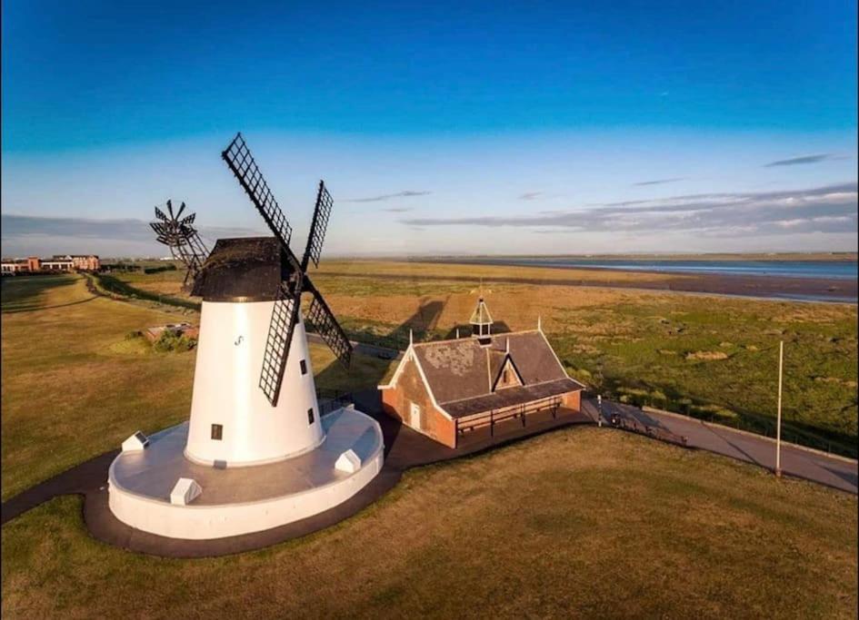 Sunny Seaside Beach House Lytham Centre Sleeps 8 Литам-Сент-Эннс Экстерьер фото